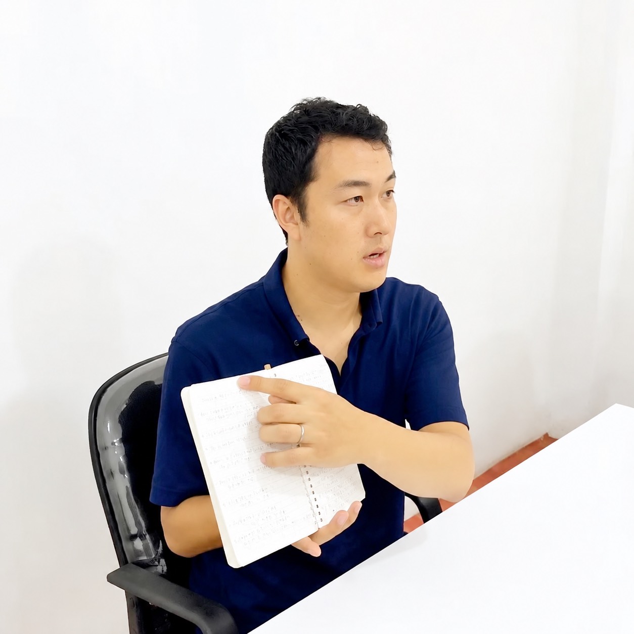 ノートを持って説明する運営者の伊藤さん